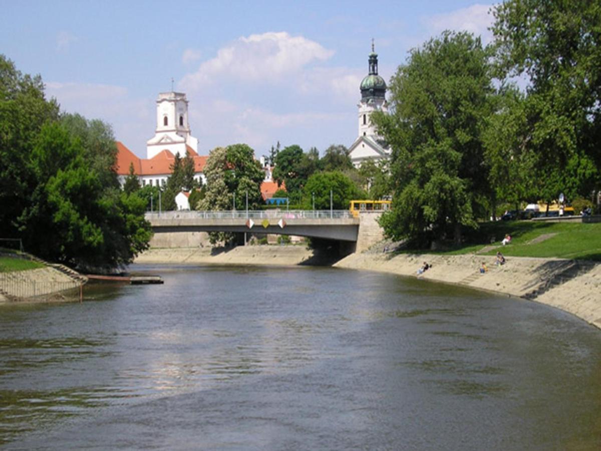 Hostel Maros Gyor Exterior photo