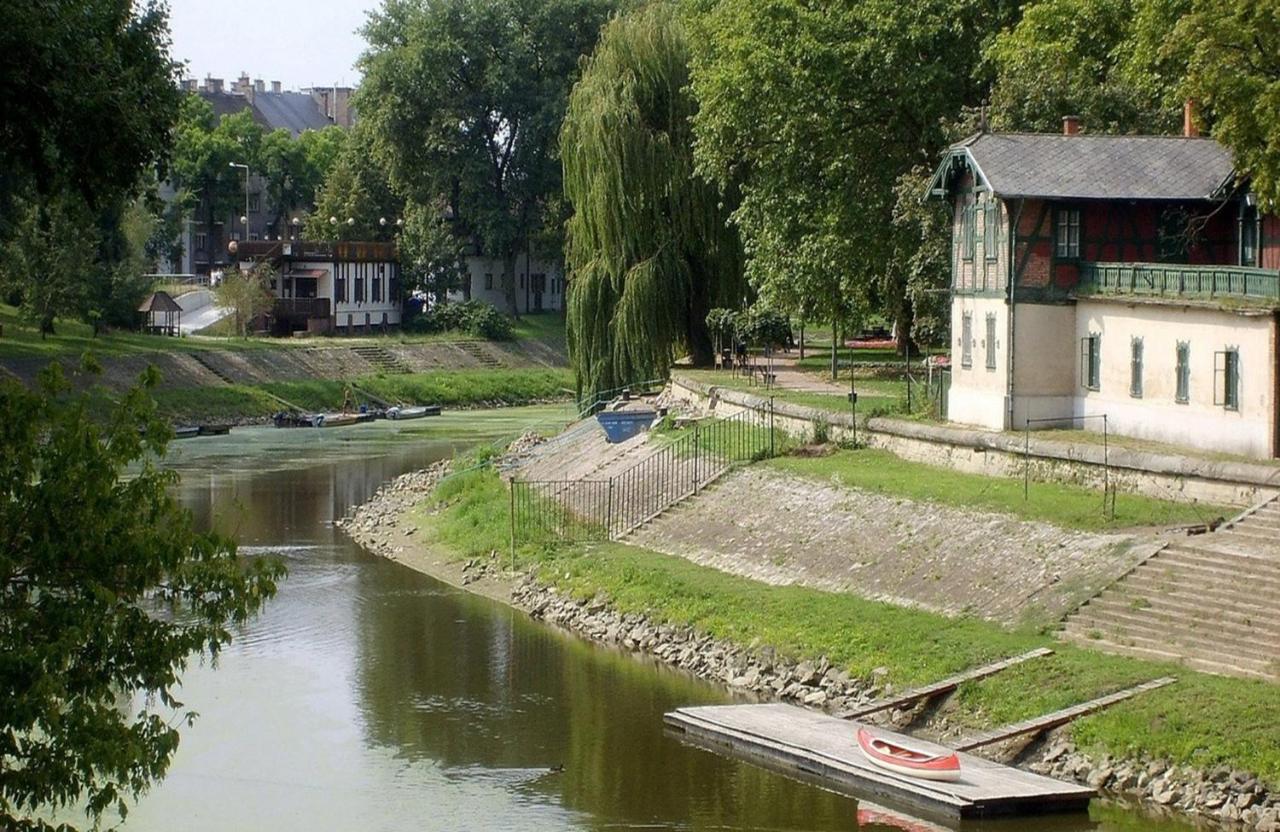 Hostel Maros Gyor Exterior photo