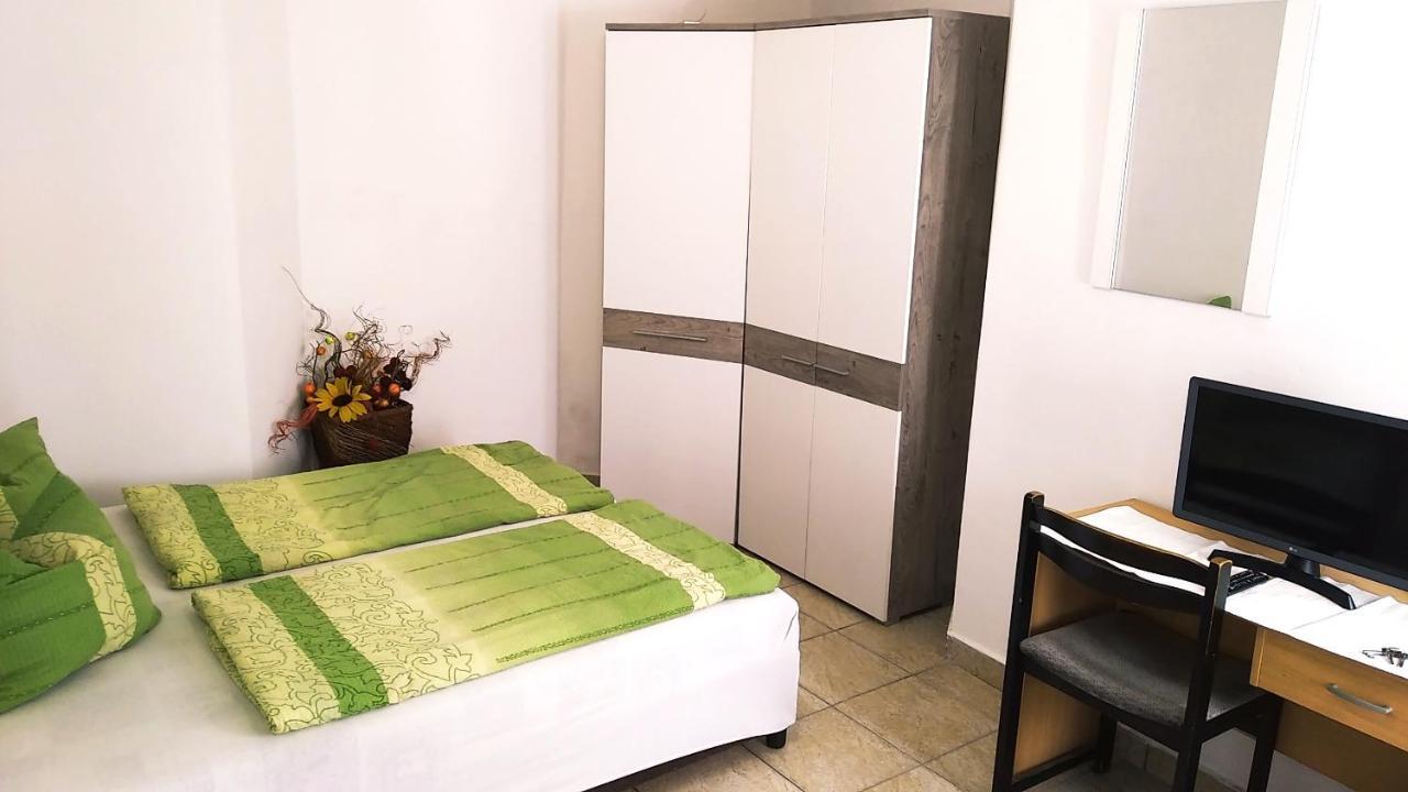 Hostel Maros Gyor Exterior photo