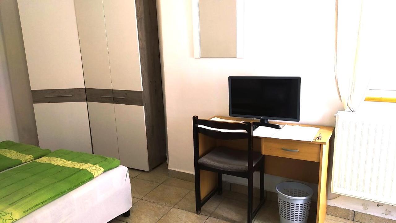 Hostel Maros Gyor Exterior photo